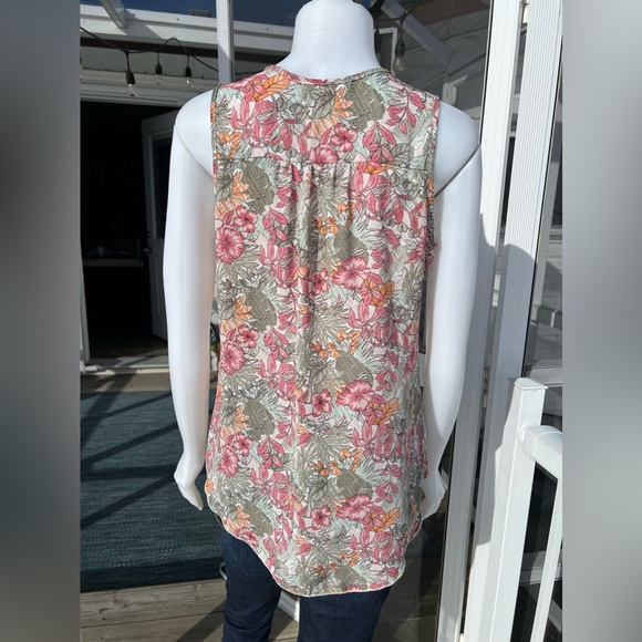Floral Sleeveless Blouse - Picture 2 of 3